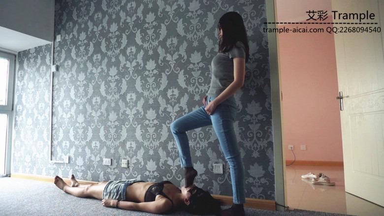 『小妮女女』原味黑短丝插嘴深喉，牛仔裤.