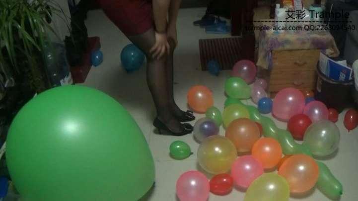 黑丝高跟靴子踩气球