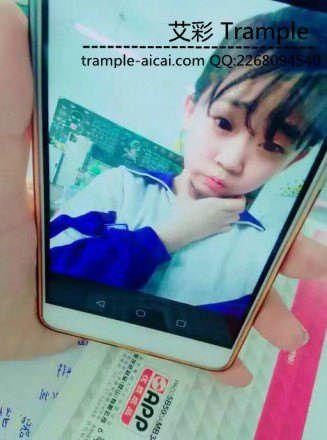 【七小主】众多女生臭脚围殴头套男