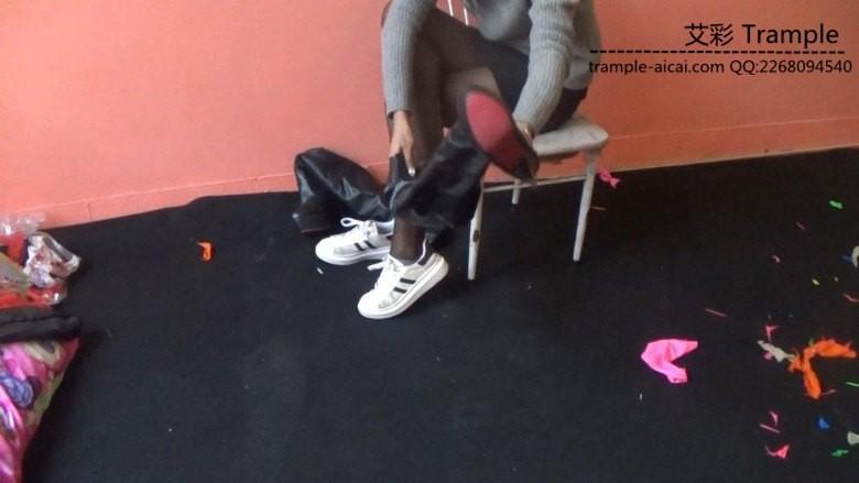 黑丝靴子踩气球2