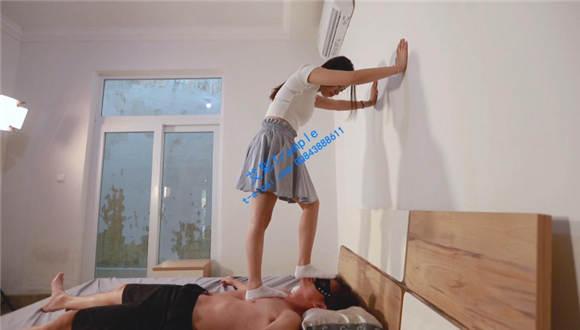 『奴隶岛』—灵灵白袜裸足踩踏