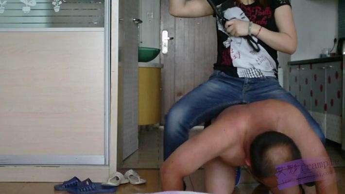 玲主皮鞭虐打踩踏
