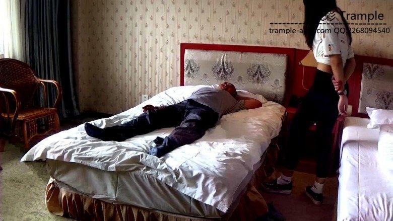 点穴制服女打手