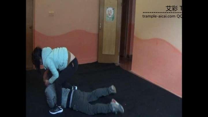 女子大生防狼术演练