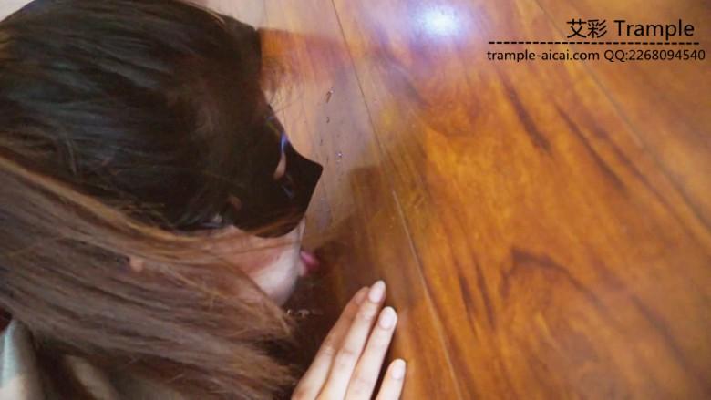 『小妮女女』雪白美脚小妮下班日常调教女奴。