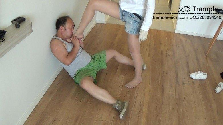 美女老师踩死流氓学生2