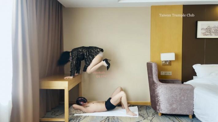 国内首发台湾少妇丝袜高跟踩人肉毯子摇头蹦迪凶狠跳踩 国内首发台湾少妇丝袜高跟踩人肉毯子摇头蹦迪凶狠跳踩