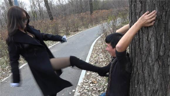 【冷柔】公园暴踢老贱狗，暴力耳光