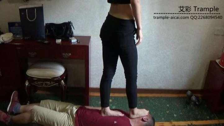 女主紧身裤骑乘玩脸