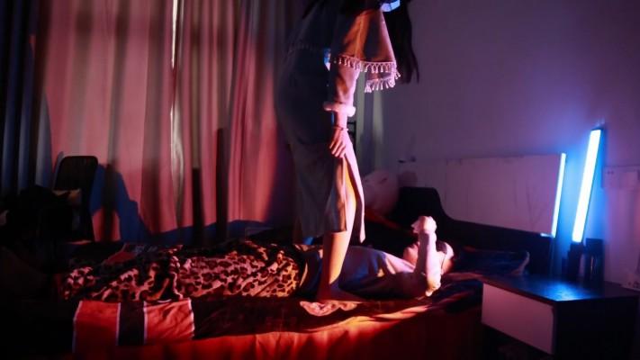 【黑丝诱惑】素人姣姣裸足脚深喉舔旗袍绣花脏鞋底 YC-230114-4