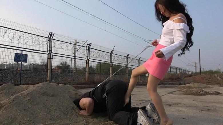 户外粗口羞辱，残酷耳光，骑马