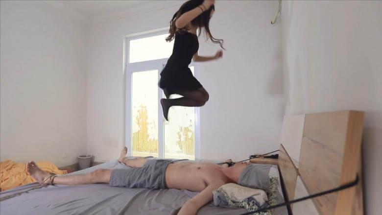 『奴隶岛』—黑丝脚下的头颅