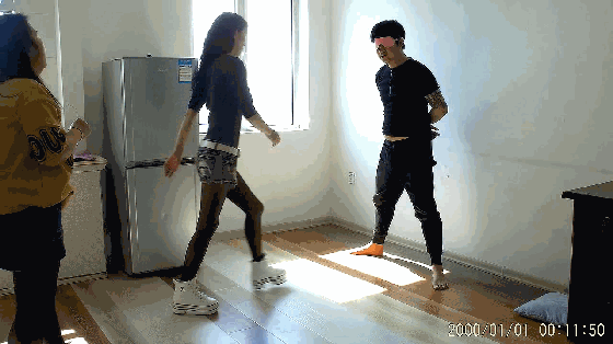 双S狂踹男M臭丝脚呼脸