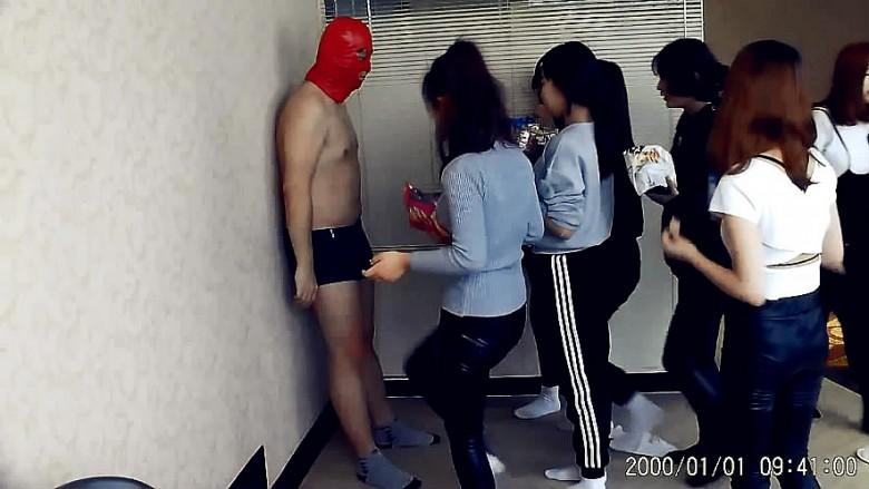 不良少女圈踢套头猥琐男