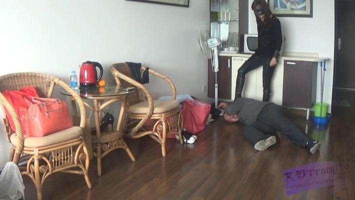 女杀手老大教训废物马仔