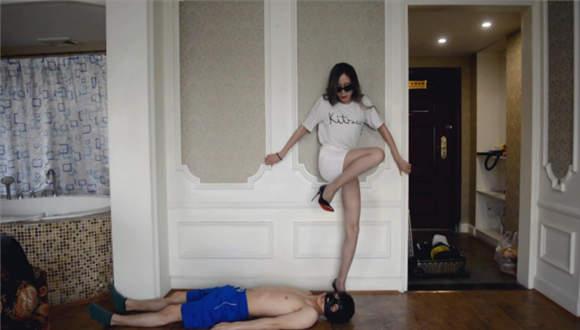 『奴隶岛』—萱萱T恤高跟鞋跺脸