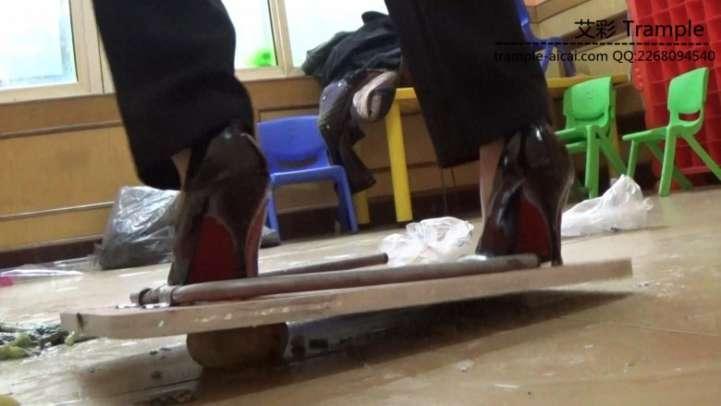 职业装木板压碎