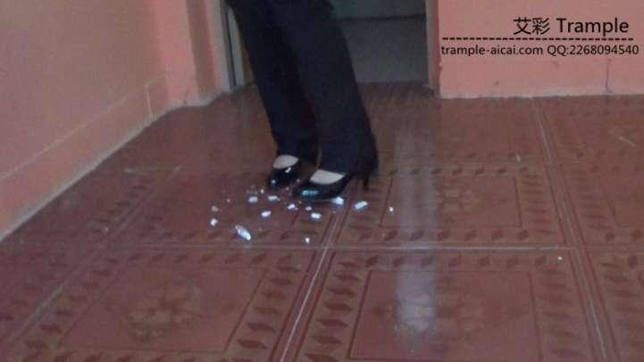 女主职业装高跟物体粉碎.