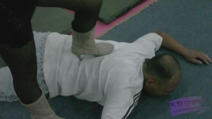 黑皮衣狠辣女警潜入（2）—高抬腿踩脖子踩死吐血