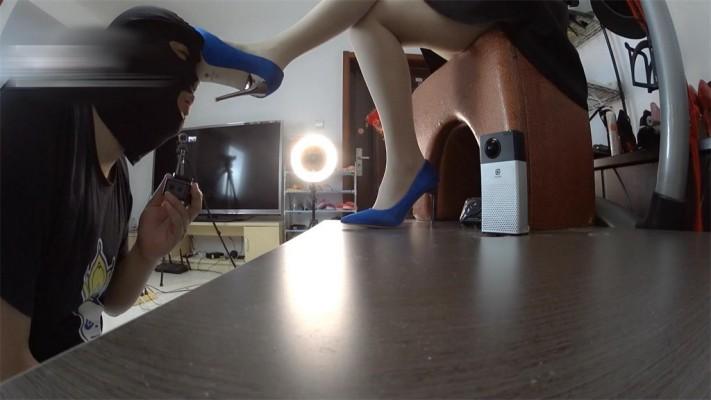 【婧児小主】婧児脚下的膜拜奴乞求主人高跟鞋的践踏 好啊 让我好好玩玩你！