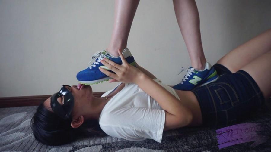 『小妮女女』白袜运动鞋的羞辱践踏女奴