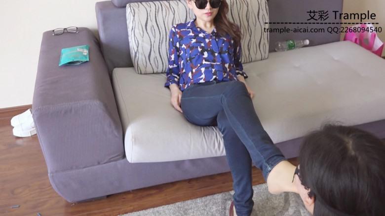 『小妮女女』原味平底鞋肉丝插嘴深喉调教。