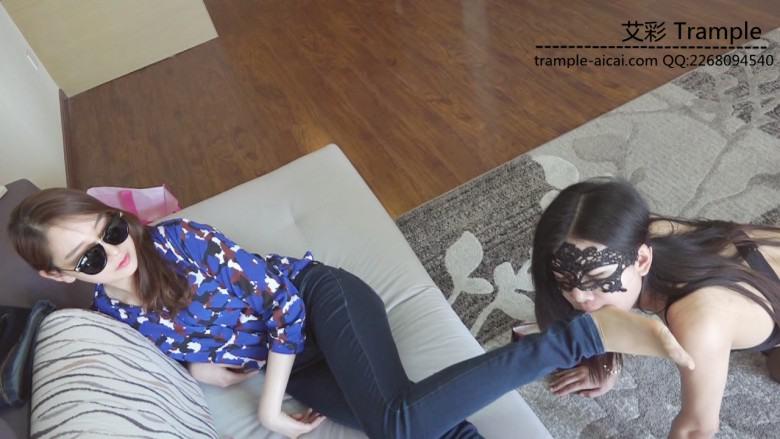 『小妮女女』原味平底鞋肉丝插嘴深喉调教。