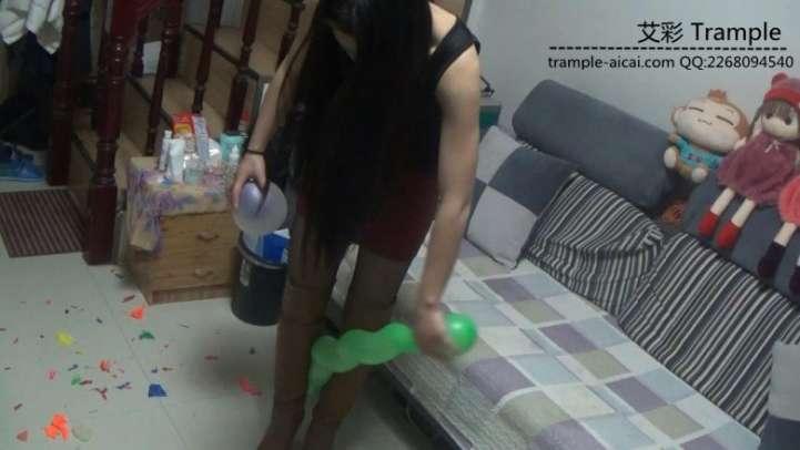 黑丝高跟靴子踩气球