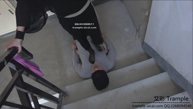 楼道狂扇两贱m耳光