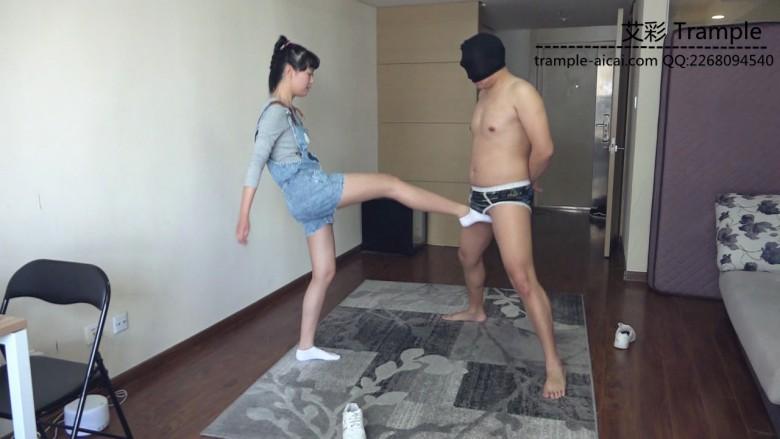 长腿妹妹-白袜运动鞋全程踢裆