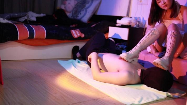 【黑丝诱惑】舌头清理素女沐沐原味脏白靴并耳光虐乳 YC-220419-2