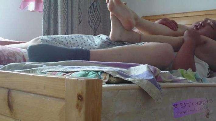 小薇美腿踩踏绞杀关节技坐脸