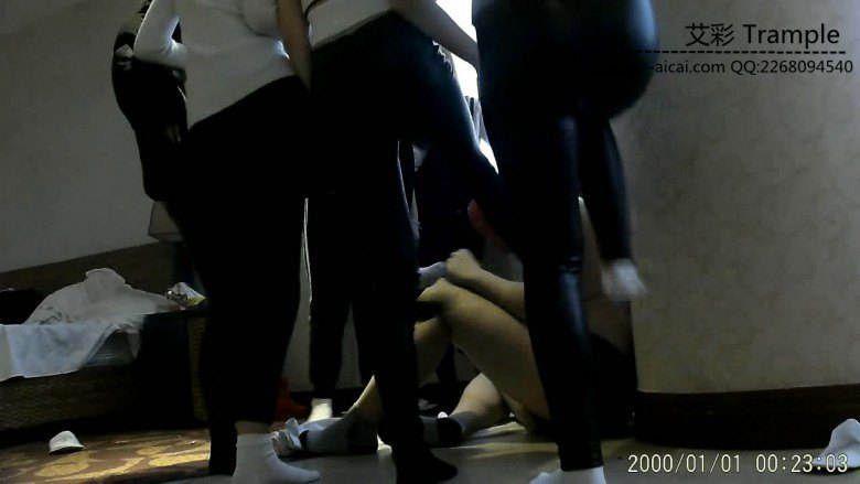 【七小主】众多女生臭脚围殴头套男