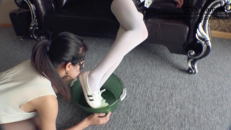 『小妮女女』虐待羞辱撞衫女奴，烧鞋舔食