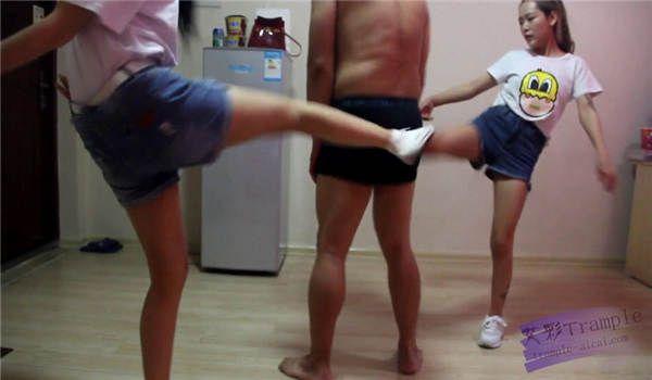 双女王踢屁股
