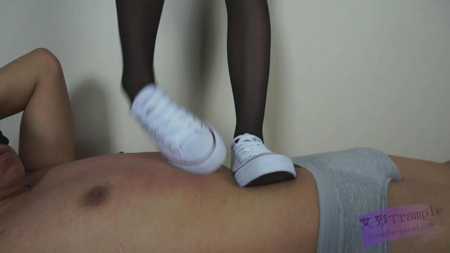 美女黑丝帆布鞋踩踏+舔裸足