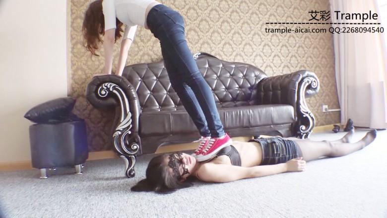 『小妮女女』白袜帆布鞋虐踩坐骑女M