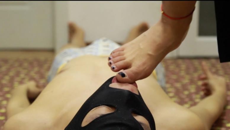 明妃女王高跟裸足踩踏贱狗