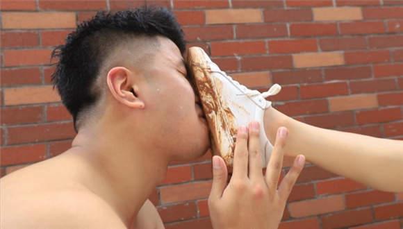 『奴隶岛』—狗嘴清洁泥鞋底（上）