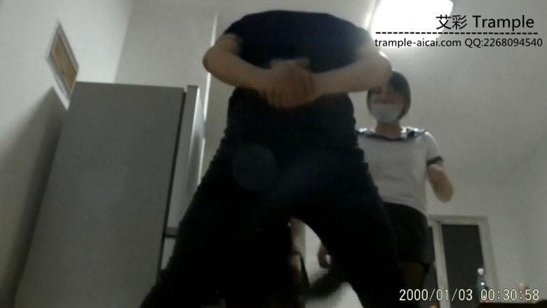 婷婷小徐第一次暴力踹裆