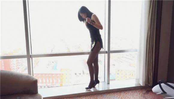 黑丝高跟踩踏口吐喂食