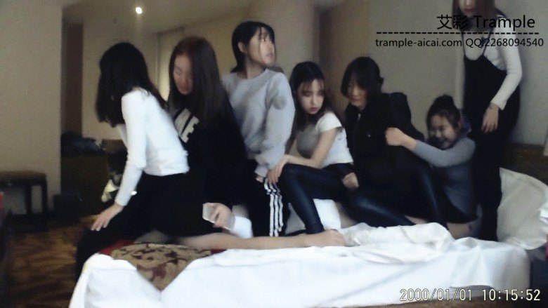 【七小妹】群坐肉垫沙发