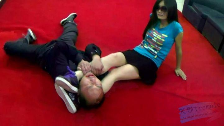 丽娜的复仇–赤脚夹脖子扭断