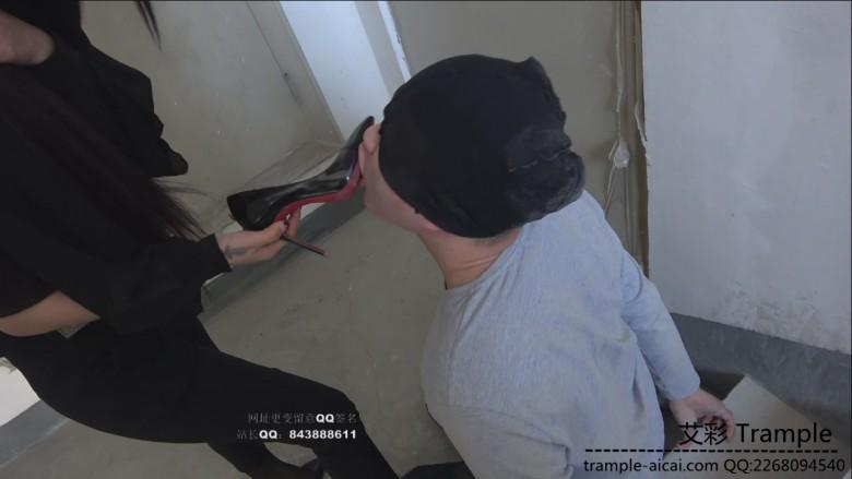 楼道狂扇两贱m耳光