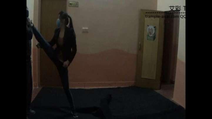 女特工宰杀暴徒。