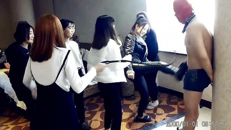 不良少女圈踢套头猥琐男