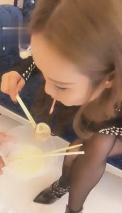 冷柔S-鞋底丝足喂食挑逗最贱狗