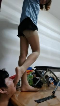 无意识的丝脚下玩具