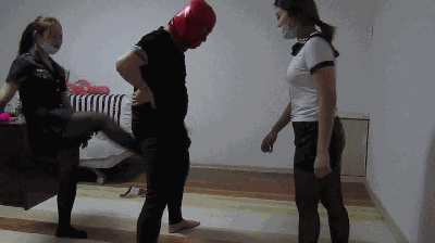 婷婷小徐第一次暴力踹裆