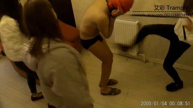 猥琐男墙角被群殴